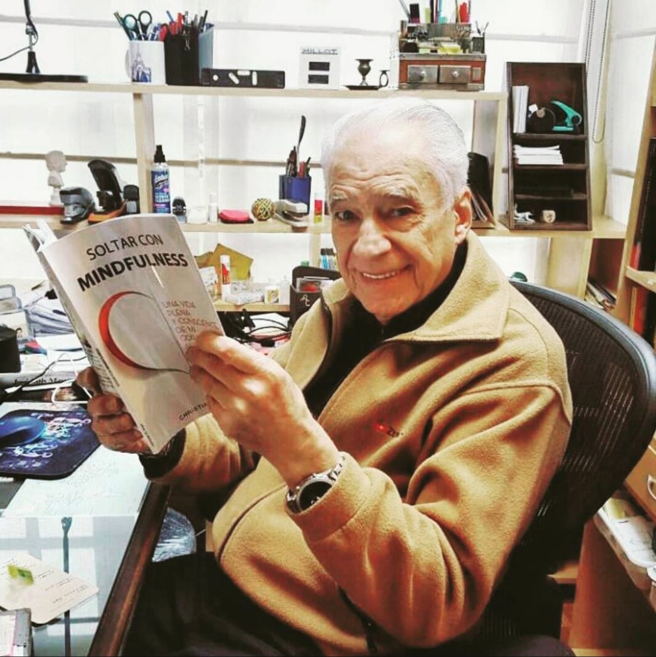 Dr. Alberto Cormillot con el libro Soltar con Mindfulness