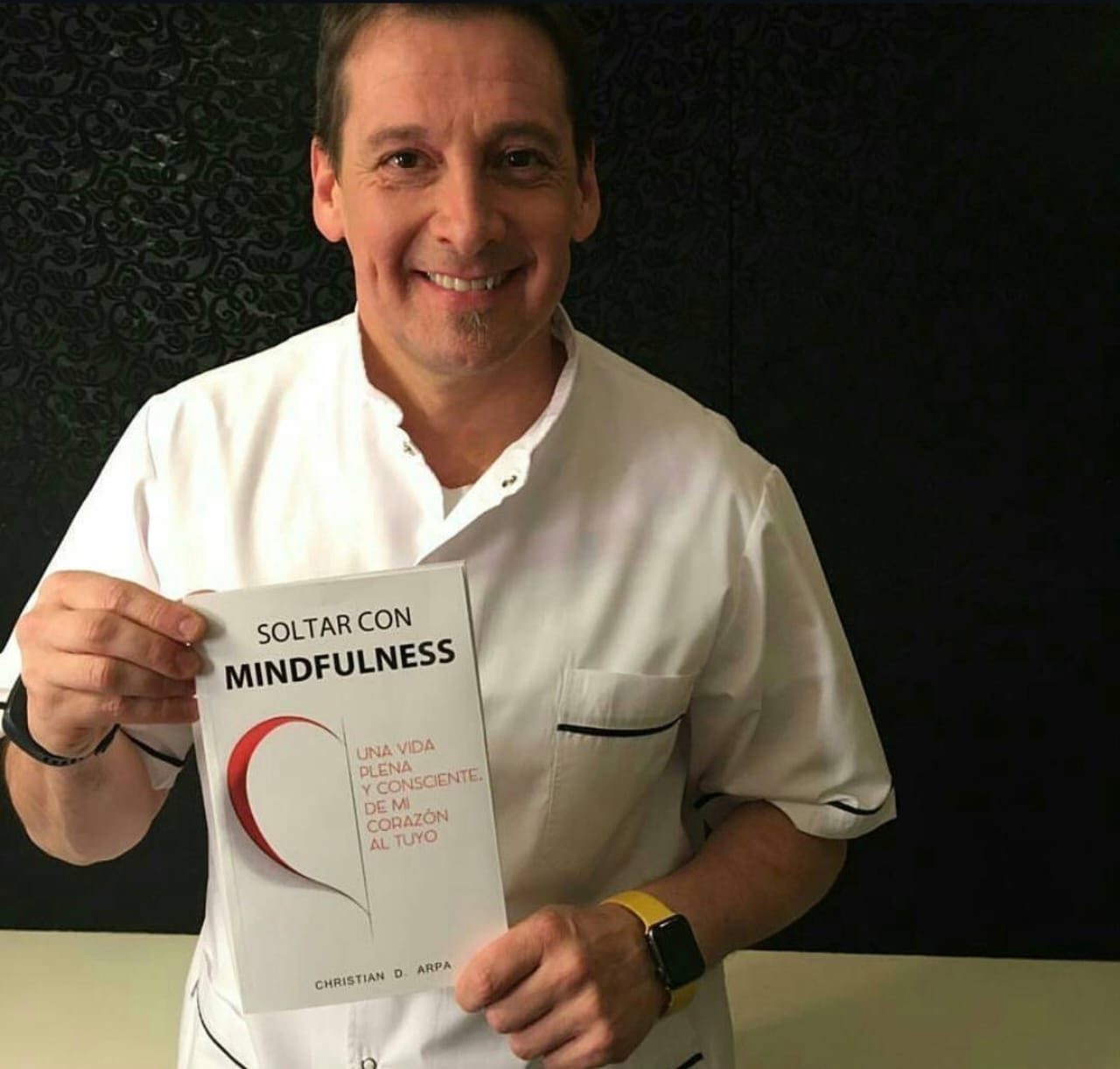 Sergio Verón con el libro Soltar con Mindfulness