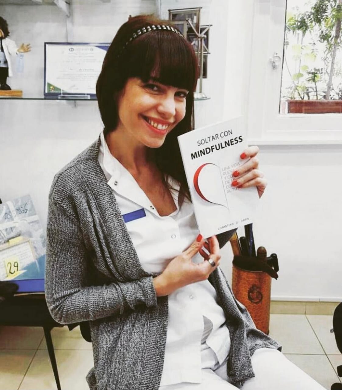 Romina Pereiro con el libro Soltar con Mindfulness