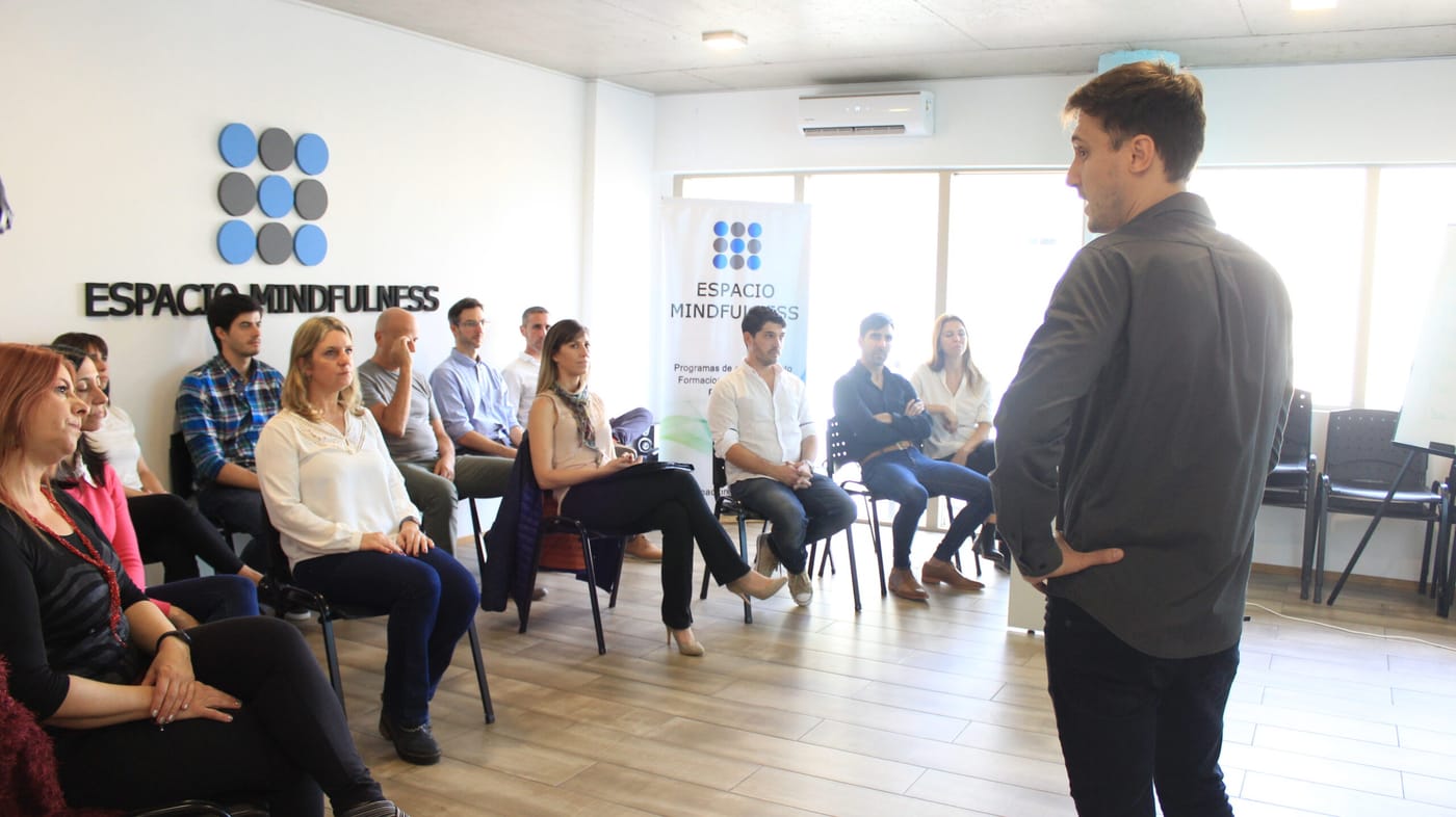 Diplomado en Mindfulness en Psicolog&iacute;a Cl&iacute;nica - Christian Arpa dictando una clase