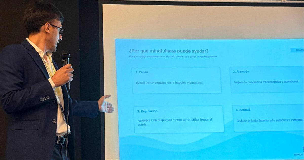 Lic. Christian Arpa exponiendo sobre mindfulness en un congreso