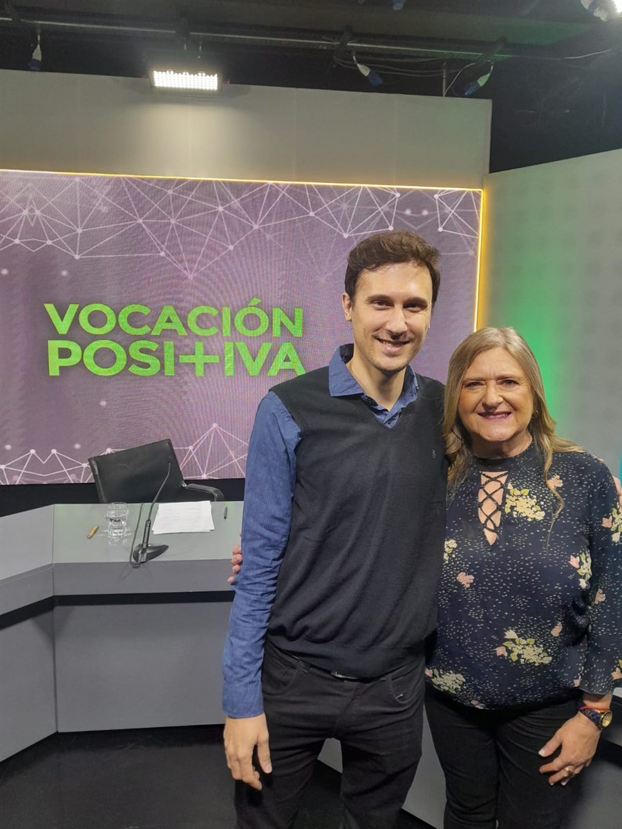 Christian Arpa en el estudio de televisión del programa Vocación Positiva junto a Diana Trajtenberg